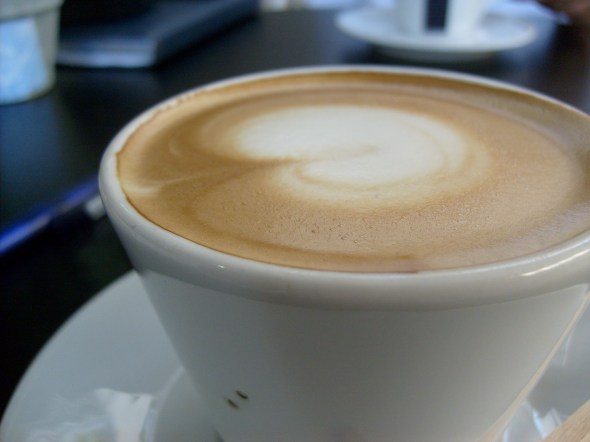 Café Marrón (mitad espresso, mitad leche)