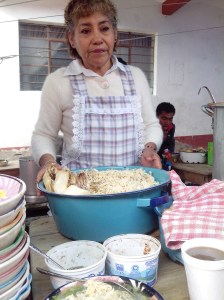 Doña Rosita ofrece su pozole y tamales en el Mercado de Tlaxiaco.