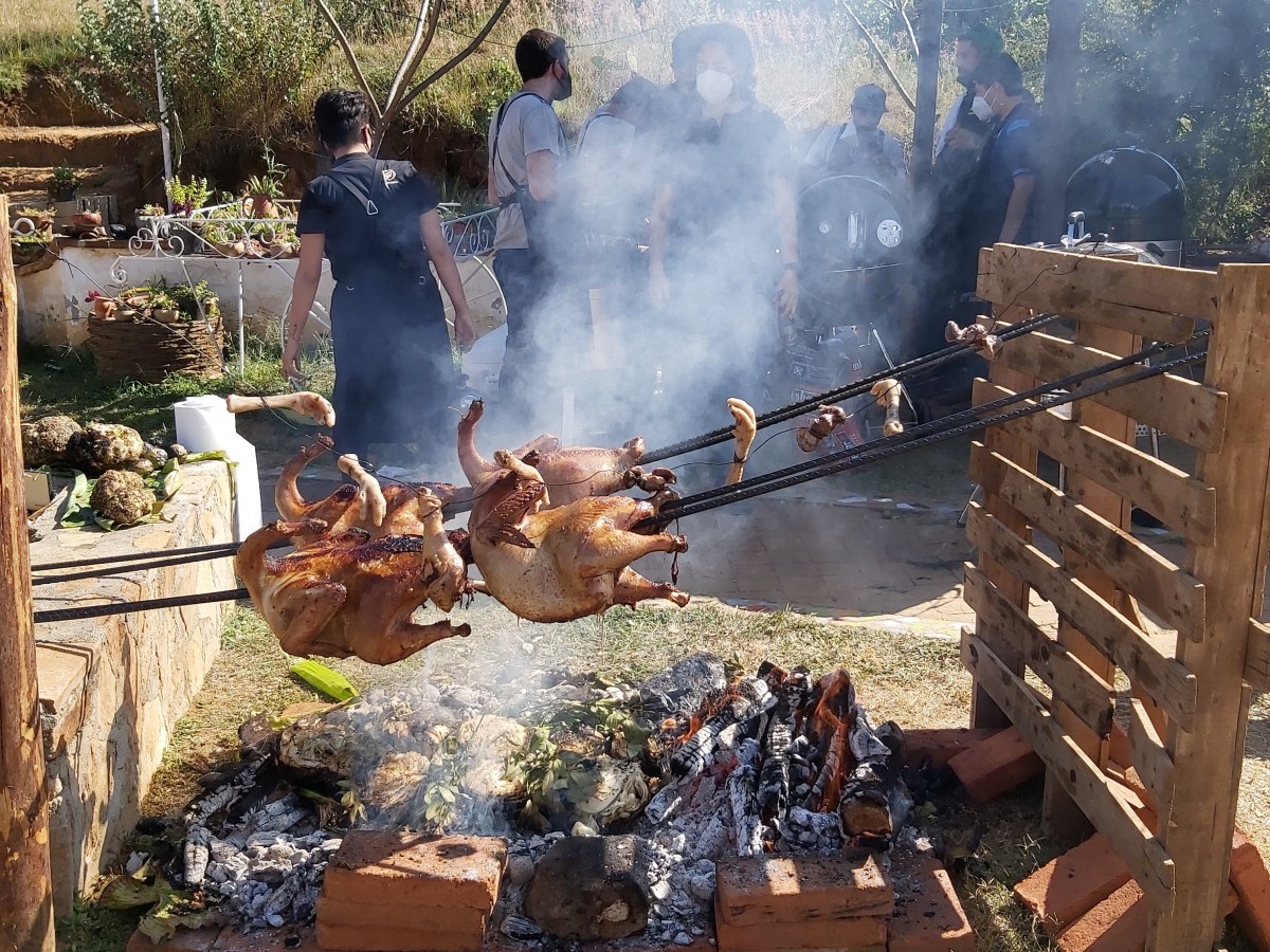 Una invitación, una comilona con causa, y unos lentes. La Cofradía Mixteca&nbsp;2020.